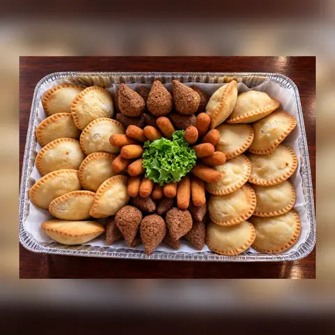 Bandeja mediana de picaderas de Maria’s Delicatessen