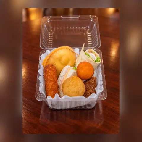 Bandeja clear con una selección de picaderas de Maria’s Delicatessen
