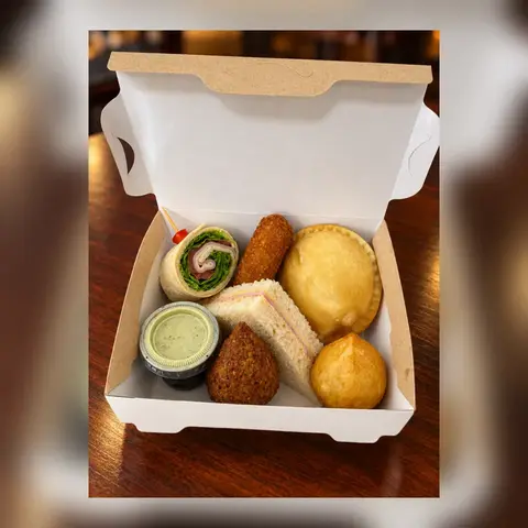 Cajita de cartón con una selección de picaderas de Maria’s Delicatessen