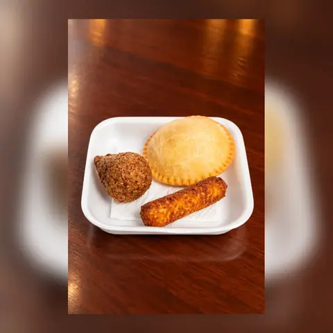 Platico individual con una selección de picaderas de Maria’s Delicatessen